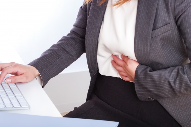 胃がむかむかする原因や対処法